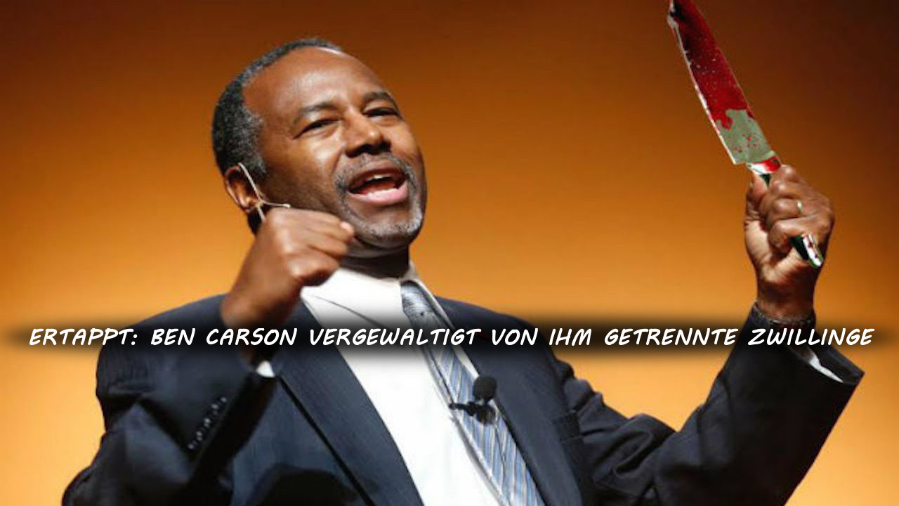 Ein Mann in dunklem Anzug und Krawatte, der begeistert auf einer B&uuml;hne spricht und in einer Hand ein rotes Modell einer medizinischen Siamesischen Zwillingstrennung h&auml;lt.