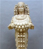 Eine alte Statue der Mazzaroth in Menschengestalt, detailliert mit symbolischen Ornamenten am gesamten K&ouml;rper, inklusive einer dichten Kette von kugelf&ouml;rmigen Elementen und einem gehalten Augenblick in der Darstellung.