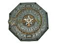 Antikes, oktagonales Metallrelief mit eingravierten Symbolen und Text in mehreren Kreisen um eine zentrale Kompassrose. Die Symbole &auml;hneln den klassischen Darstellungen der Mazzaroth.